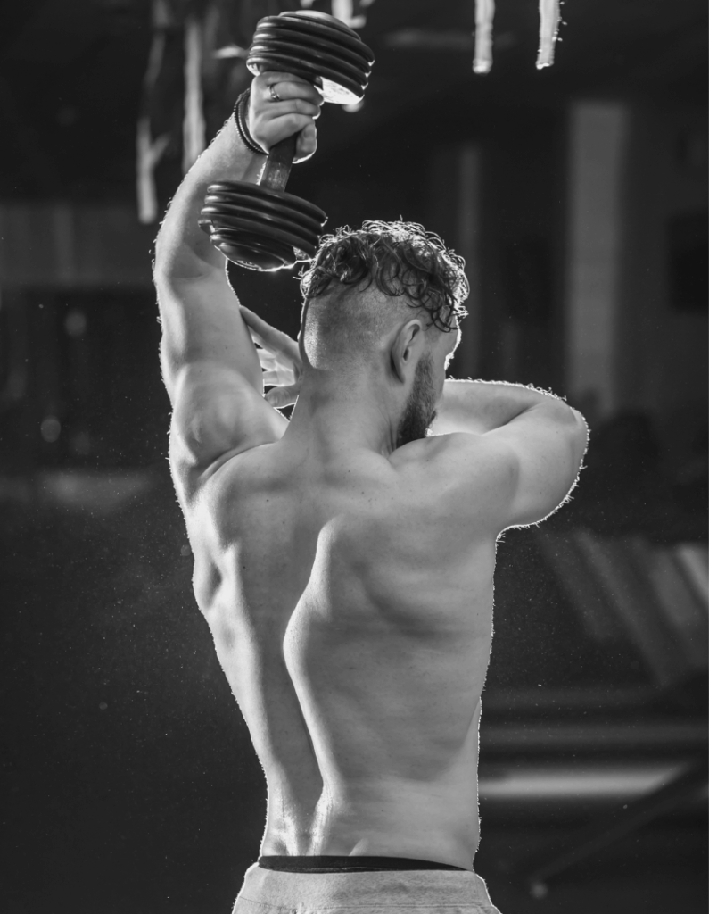 Trener mentalny budujący siłę psychiczną poprzez trening fizyczny – symbol wytrwałości i odporności