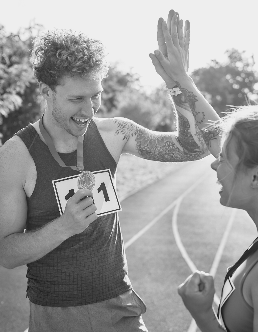 Sportowiec i uczestniczka świętują sukces – integracja i pozytywne emocje podczas Mental Power Day