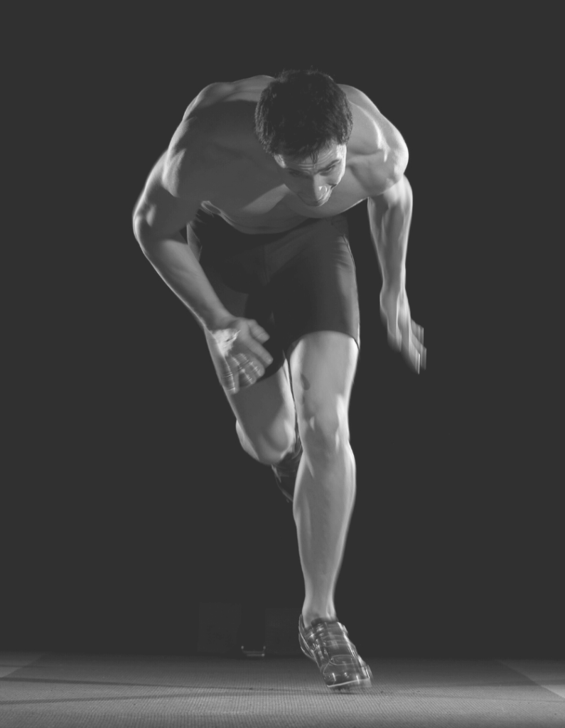 Sportowiec rozpoczynający sprint – trening mentalny i motywacja w działaniu