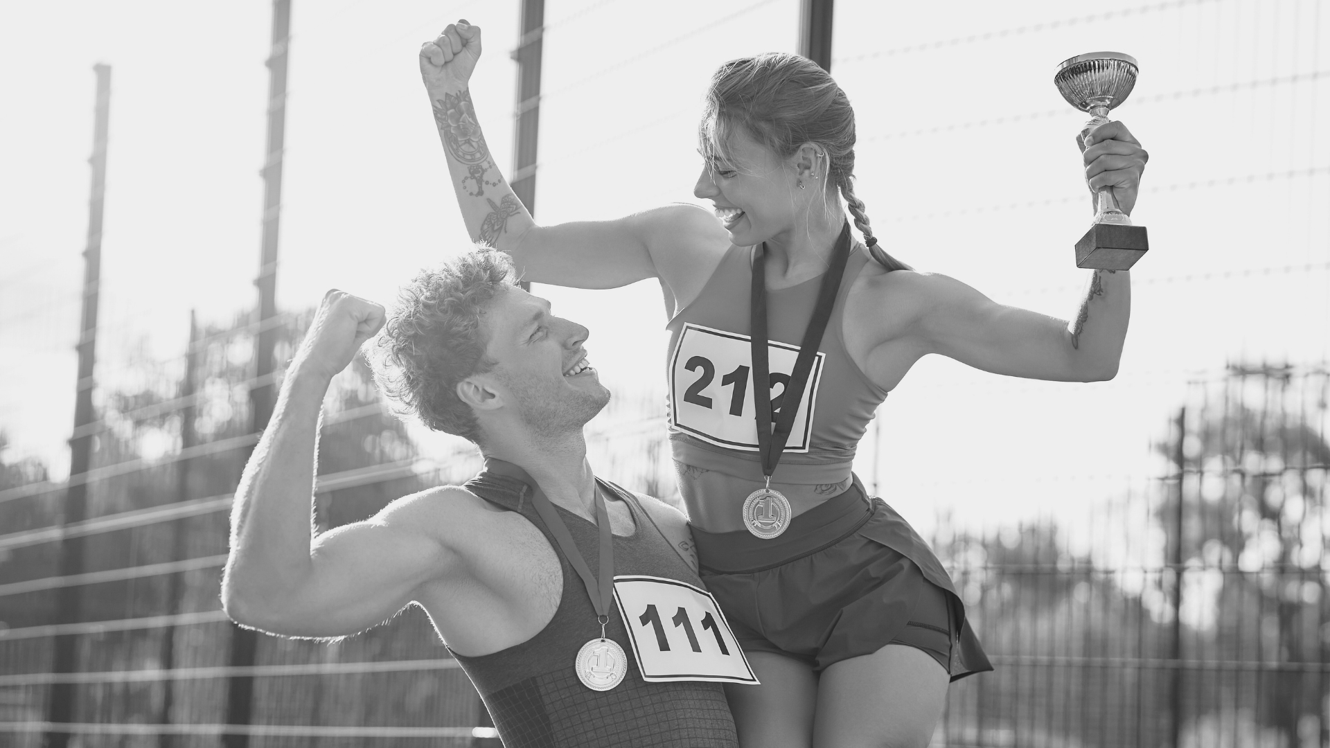 Zawodniczka z pucharem i medalem na podium, trening mentalny dla sportowców