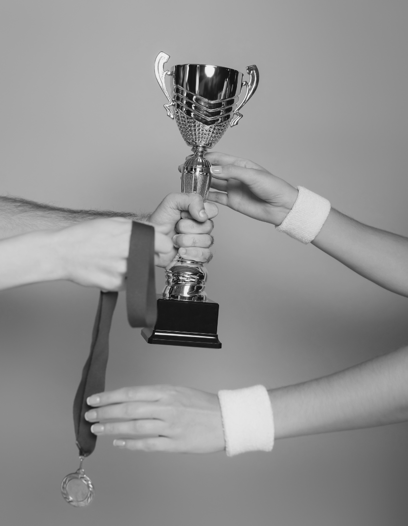 Przekazywanie pucharu i medalu jako wyróżnienie dla mentalnych liderów w zespole