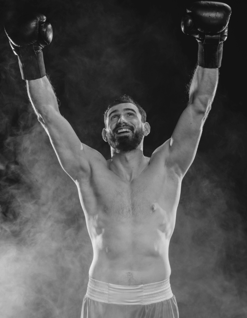 Zwycięski lider z podniesionymi rękami – symbol siły mentalnej i odporności psychicznej w przywództwie