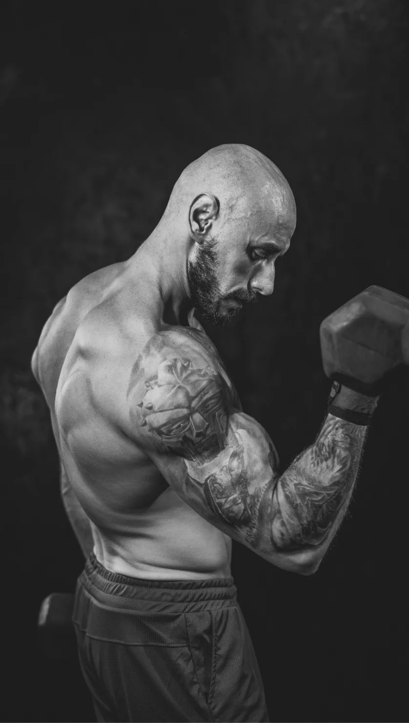 Trener mentalny i strongman w pozie siły – ikona motywacji, wytrwałości i rozwoju osobistego