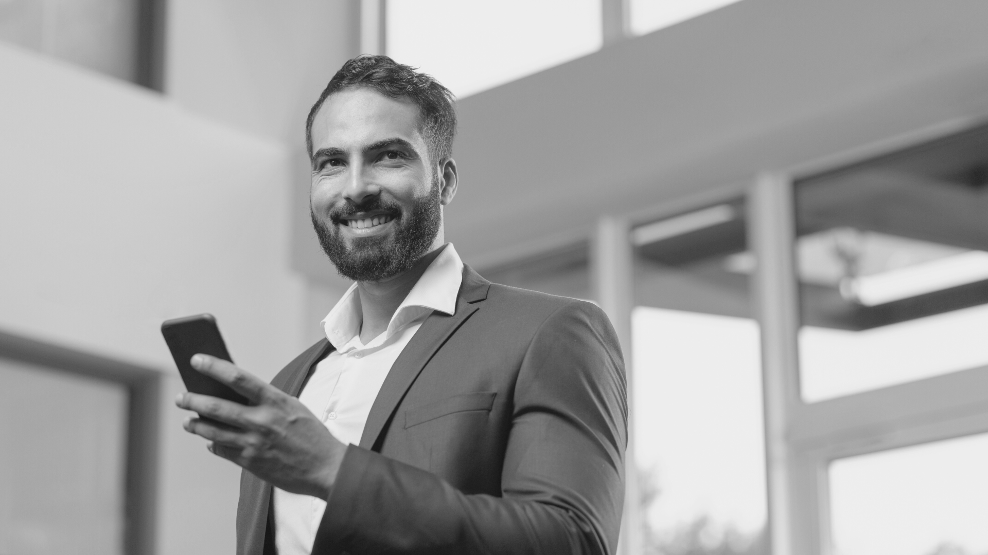 Pewny siebie lider z telefonem – mentalna siła lidera