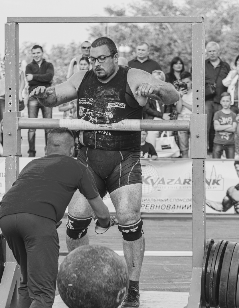 Zawodnik strongman przygotowujący się do podnoszenia ciężaru podczas wydarzenia mentalnego Strong Mind Road